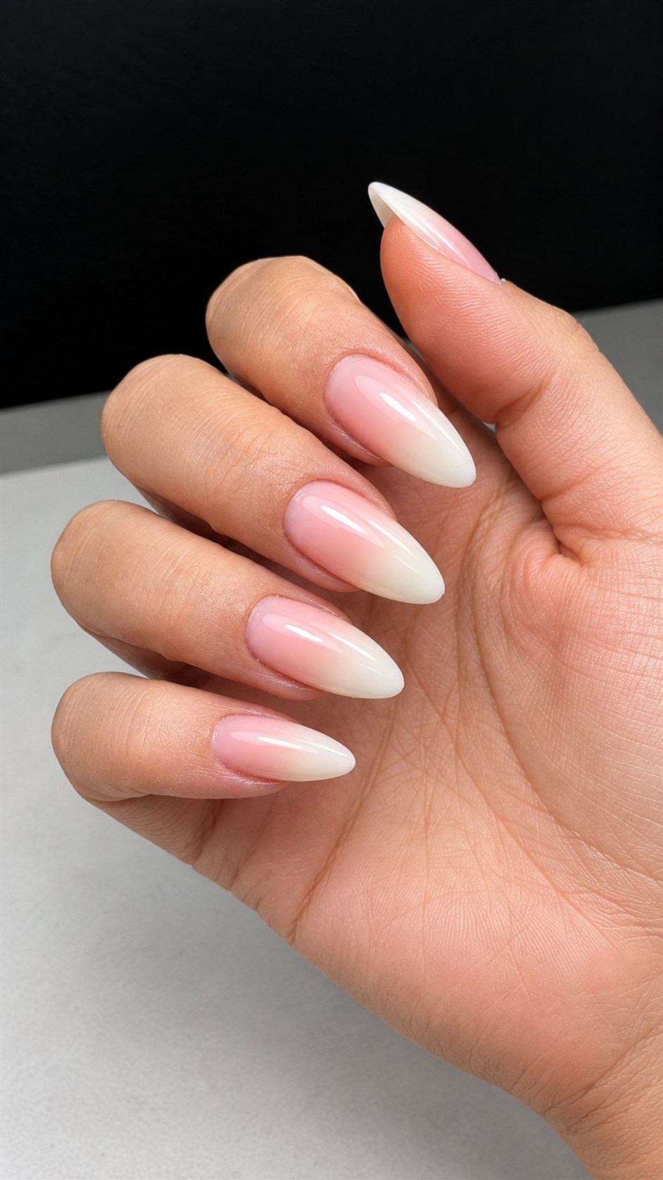 Lange amandelvormige nagels met een babyboomer-ombré