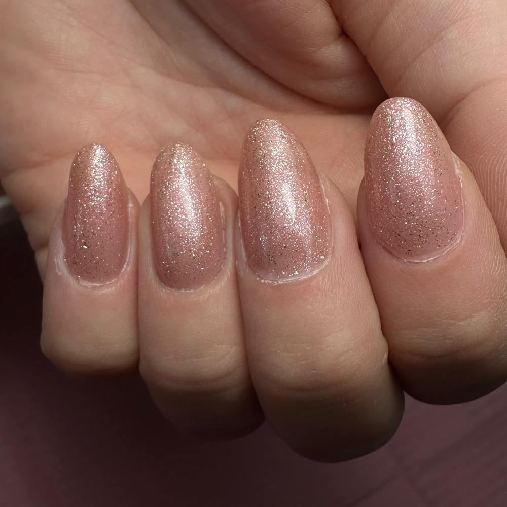 Amandelvormige nagels in champagnekleurige glitter