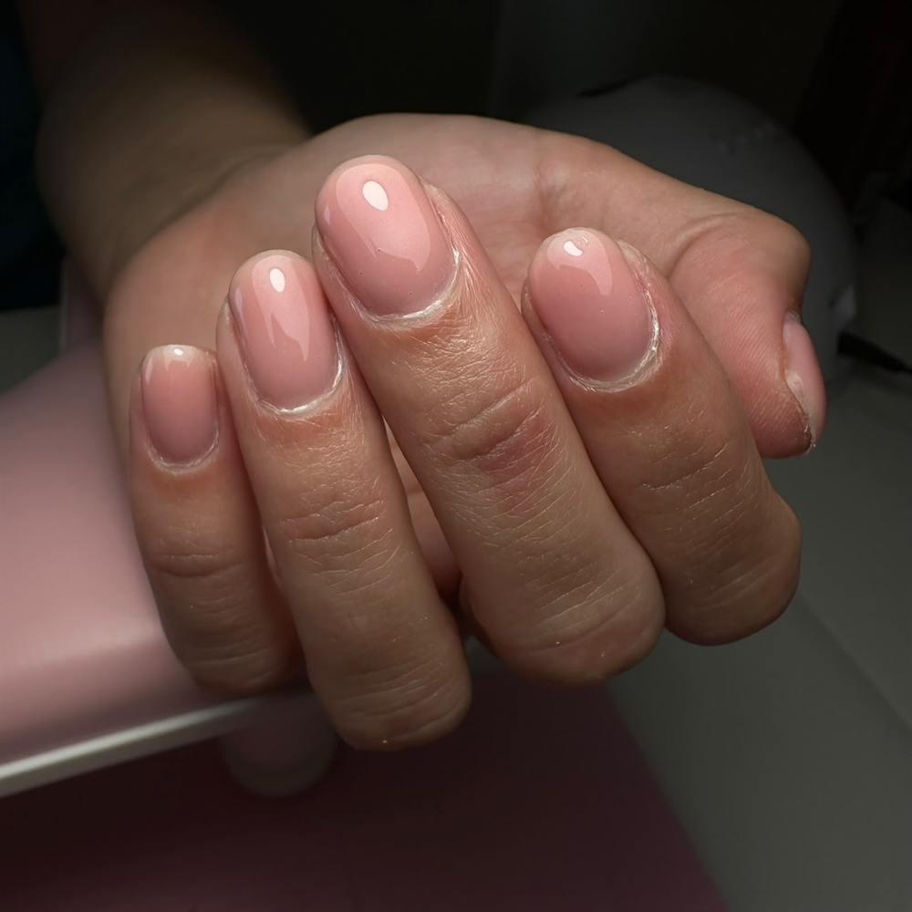 BIAB op de eigen nagel, in een natuurlijke roze tint