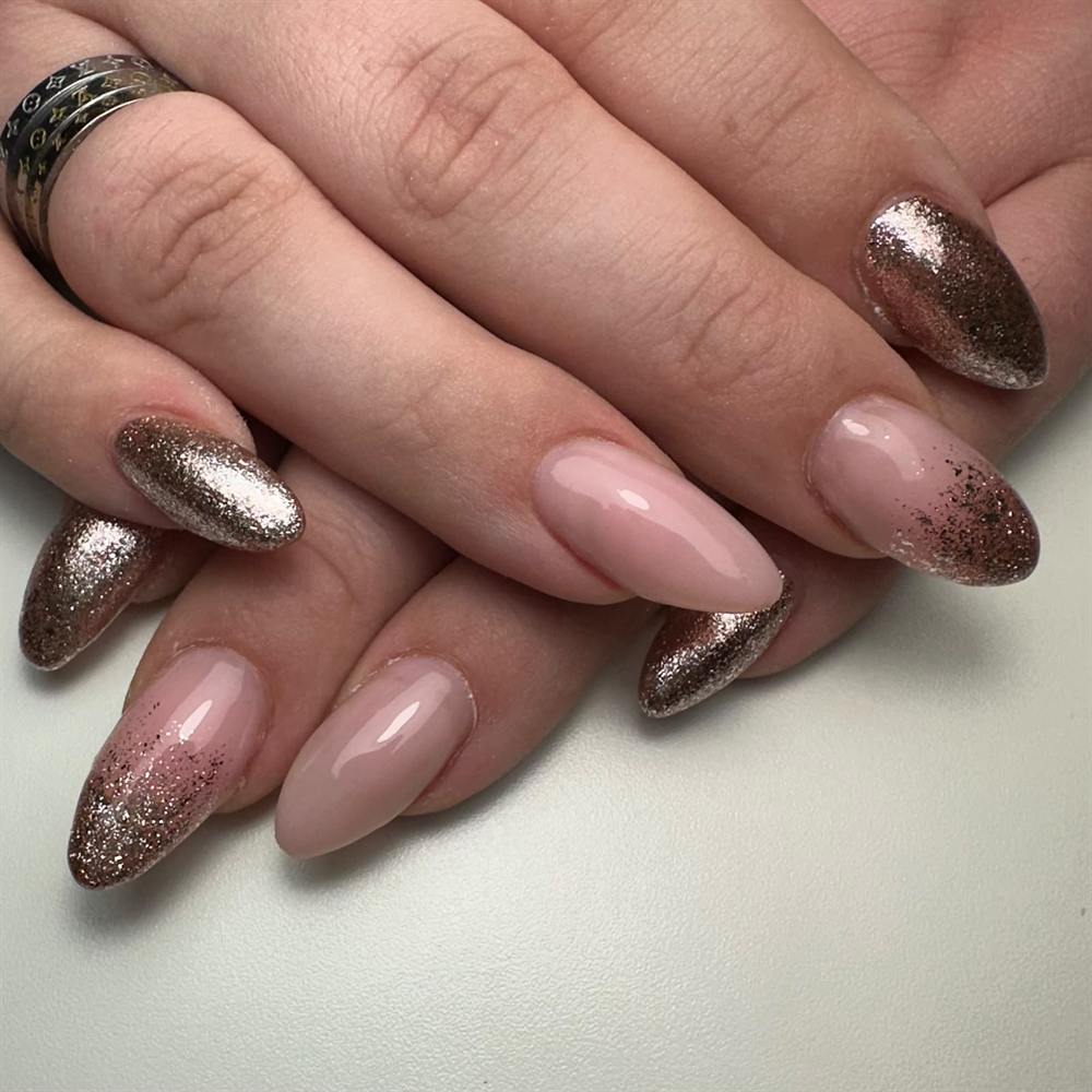 Nude nagels met rosé gouden glitteraccenten