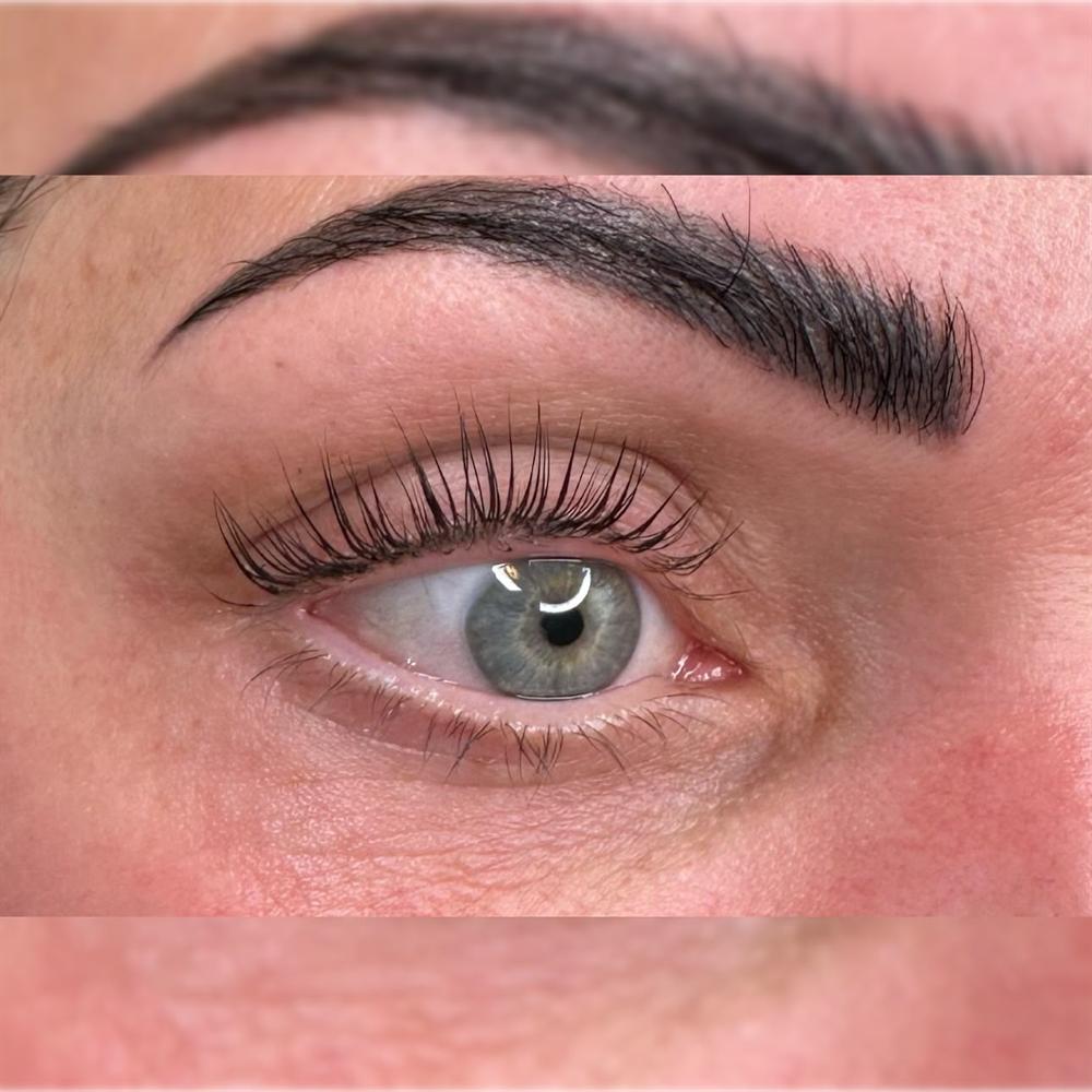 Opgekrulde eigen wimpers na een wimperlift, onder een strak afgelijnde wenkbrauw